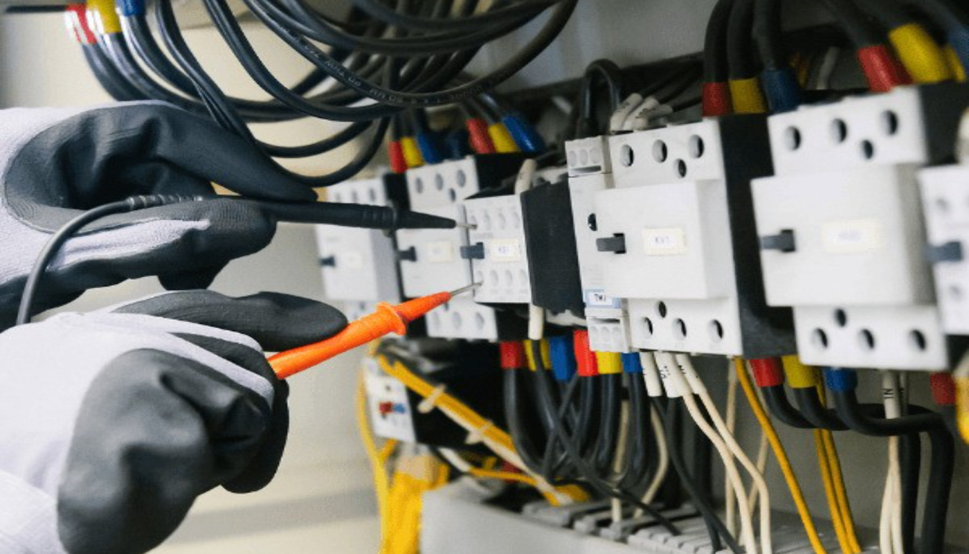 Technicus voert inbedrijfstelling en testen uit op technische installatie