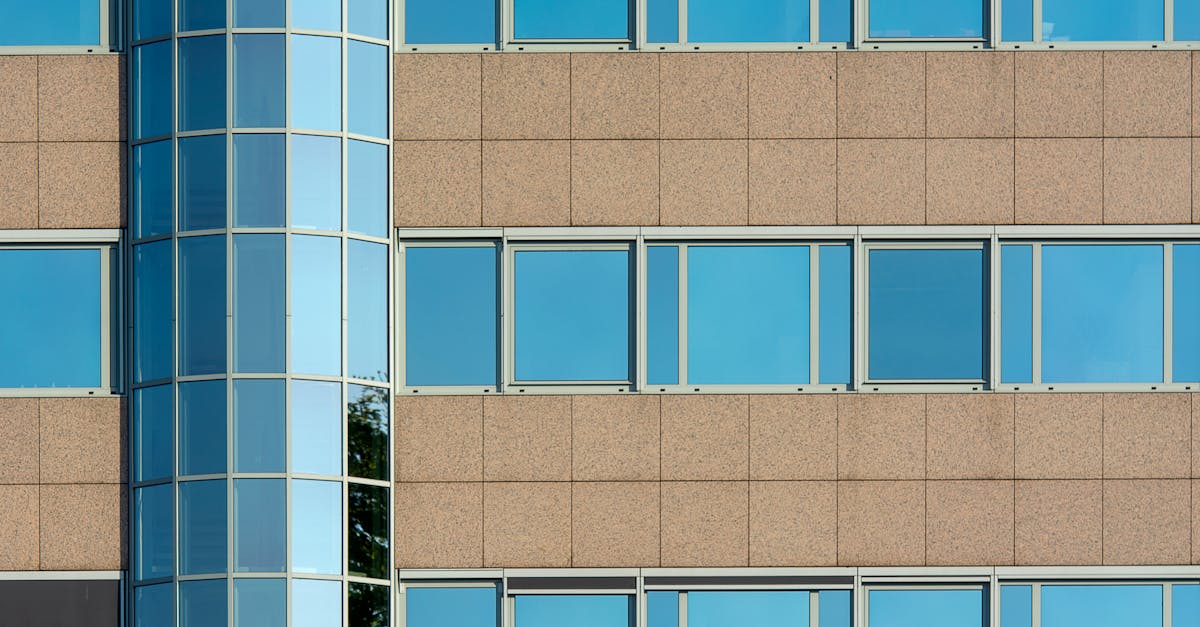 Modern utiliteitsgebouw met slimme gebouwtechniek